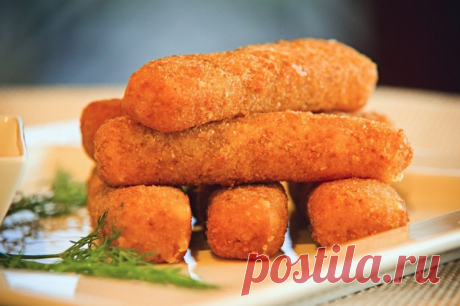 Сырные палочки - это сытная и вкусная закуска, которую обожают взрослые и дети. Готовится легко и быстро.