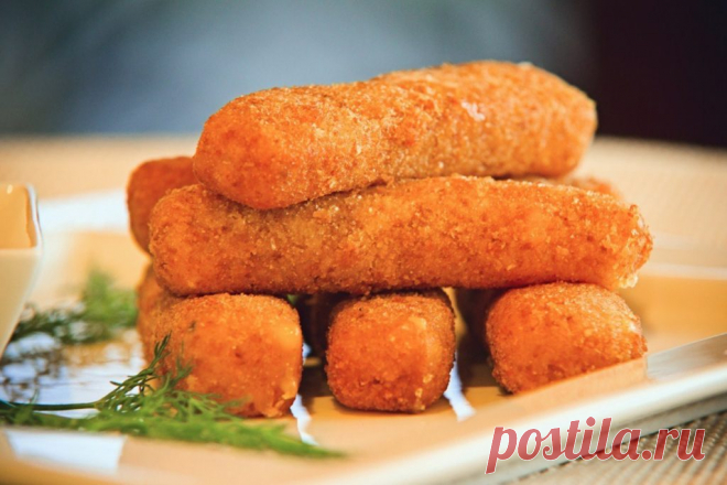 Сырные палочки - это сытная и вкусная закуска, которую обожают взрослые и дети. Готовится легко и быстро.