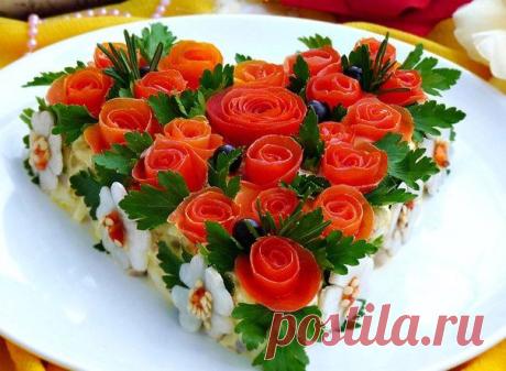 Оформление салата.
Помидор помыть и острым ножом снять шкурку по спирали, затем так же по спирали скрутить ее обратно, получится розочка. Сделать таким способом нужное количество розочек, чтобы покрыть ими весь салат. Помидоров может понадобится больше или меньше, в зависимости от того, какого размера будет сердце. Украсить салат зеленью.

Редьку очистить, нарезать тонкими пластинками и вырезать цветочки, серединку сделать из семечек болгарского перца.