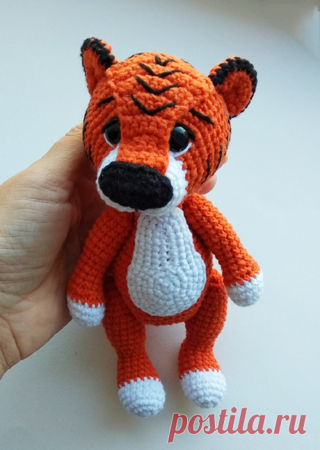 PDF Тигрёнок Мартин крючком. FREE crochet pattern; Аmigurumi animal patterns. Амигуруми схемы и описания на русском. Вязаные игрушки и поделки своими руками #amimore - тигр, тигрёнок, тигрята, котик, кот, котенок.