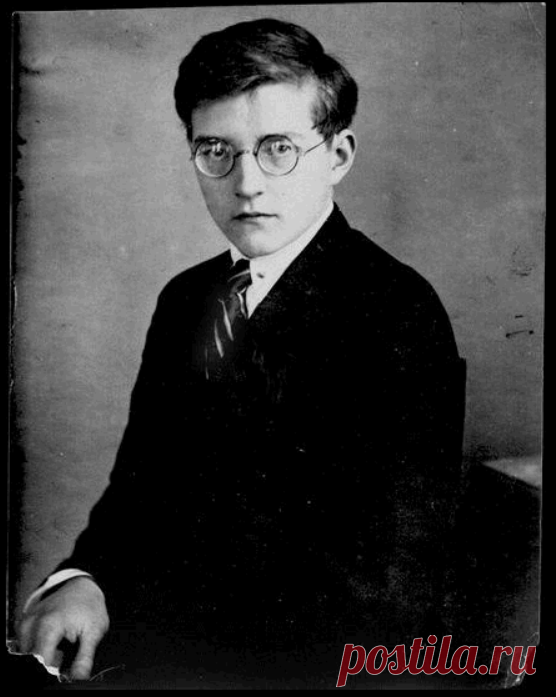 Фото 1920. Оксана Дворниченко: Здесь Шостаковичу 16 лет. Но этот пронзительный взгляд сквозь очки будет всегда. Никогда не встречала человека, который обладал бы столь сильным даром эманации. Вспоминают случай, когда при входе Шостаковича в комнату рухнула перегородка, разделяющая эту комнату. Но я сама была свидетелем его огромного влияния на окружающих. Иногда достаточно было одного взгляда...