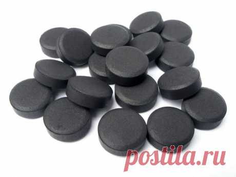 Отбеливаем зубы в домашних условиях
Одним из проверенных средств отбеливания является активированный уголь. Но его еще активно применяют для безопасного домашнего осветления эмали.
Вариантов использования несколько:
Показать полностью...