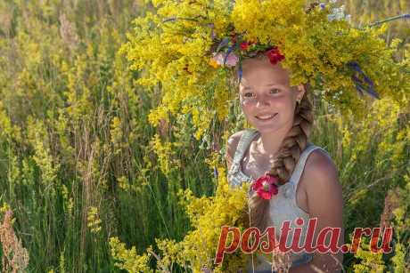 Пахнет по полю полынью, 
Пахнет белою медынью, 
Красной липкою дремой;
Аль отрада?
Аль унынье?
Тихо Лада
Шла домой...

Клычков С.