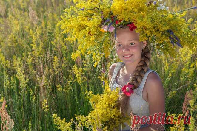 Пахнет по полю полынью, 
Пахнет белою медынью, 
Красной липкою дремой;
Аль отрада?
Аль унынье?
Тихо Лада
Шла домой...

Клычков С.