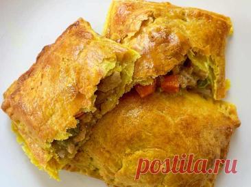 Порционные пироги в форме поп-тартов: сочная куриная начинка с овощами и сливочным соусом, запечатанная в нежном тесте с карри и куркумой.