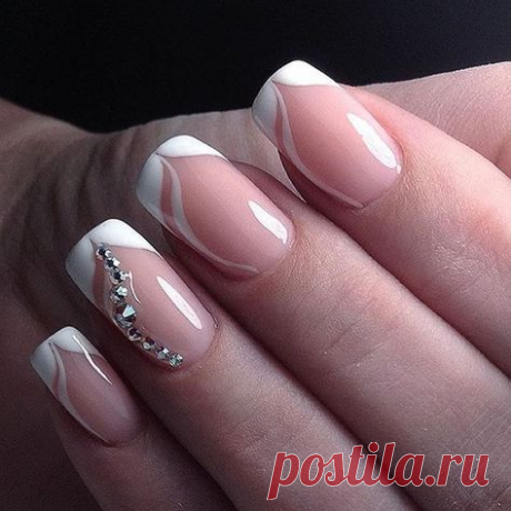 10 вариантов френча для утонченных женщин! Для тех, кто обожает в маникюре стиль и изысканность, но при этом уверен, что френч — это скучно мы предлагаем подборку из 10 примеров французского маникюра.
В ней все идеально — длина, плавность линий, лаконичный дизайн. Но в каждом варианте есть собственная интересная деталь, которая заставит вас