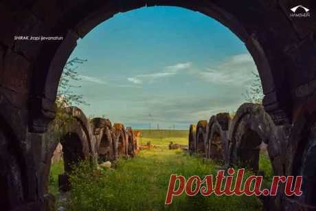 Բարի լու~յս ...Օրը լույս, օրը բարի☀

Առավոտուն բարի լուսո Աստուած պահե ամենքիս...բարի լույսի կապած կամար-կամարով:

Ալագյոզ աչերդ,
Կամար ունքերդ,
Ուզում եմ հեռանալ,
Չի թողնում սերդ: