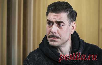 Дмитрий Дюжев: среди прохожих настоящего героя никогда не узнаешь. В начале мая 2025 года в кинотеатрах вышла военная драма "Алдан", в съемках которой участвовали Якутия и Запорожская область, а в одной из главных ролей в фильме выступил актер Дмитрий Дюжев. Артист рассказал ТАСС о поддержке российского кино, о патриотизме и значении уроков "Разговоры о важном", а также выразил свое отношение к тенденции снимать ремейки