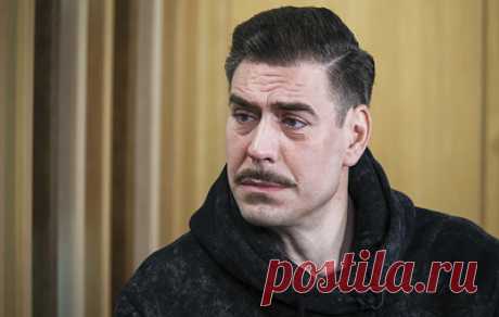 Дмитрий Дюжев: среди прохожих настоящего героя никогда не узнаешь. В начале мая 2025 года в кинотеатрах вышла военная драма &quot;Алдан&quot;, в съемках которой участвовали Якутия и Запорожская область, а в одной из главных ролей в фильме выступил актер Дмитрий Дюжев. Артист рассказал ТАСС о поддержке российского кино, о патриотизме и значении уроков &quot;Разговоры о важном&quot;, а также выразил свое отношение к тенденции снимать ремейки