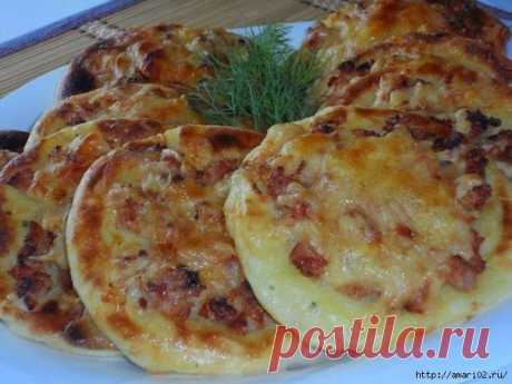 Ватрушки картофельные с куриной начинкой.