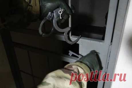 Нападение подсудимого на конвоиров в российском суде попало на видео. Момент нападения подсудимого на конвоиров попал на камеры в здании российского суда. На кадрах видно, как мужчины выводят осужденного из зала суда. Он скрывается за дверью, после чего внезапно нападает с металлическим предметом сначала на конвоиров. Фигуранта задержали, силовикам пришлось выстрелить в него.