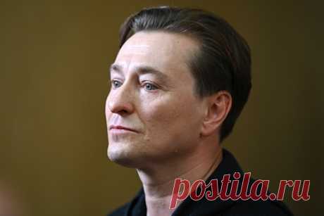 Безруков раскритиковал смену названия картины «Русские танцовщицы». 48-летний актер эмоционально отреагировал на новость о смене названия картины «Русские танцовщицы» художника Эдгара Дега на «Украинские танцовщицы». Свое мнение артист сообщил в авторском Telegram-канале. По словам актера, в этом случае великую школу русского балета могут также назвать украинской.