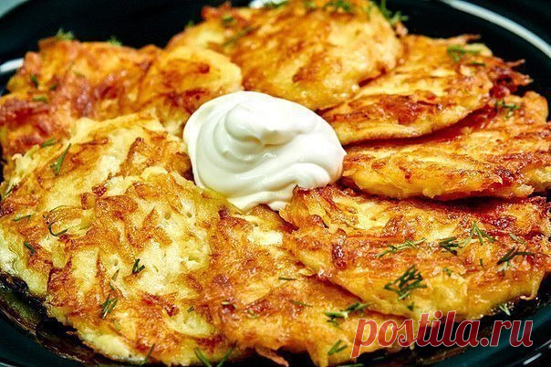 Драники

Ингредиенты:
-картофель 6 шт.
-яйца куриные 1 шт.
-мука 2 ч.л.
-сметана 150 г
-специи по вкусу
-укроп для подачи
-соль по вкусу
-масло растительное для жарки
-лимонный сок 2 ч.л.

Приготовление:
Если в приготовлении драников не мудрить и не делать лишнего, хороший результат гарантирован! Все предельно просто: натереть картофель, хорошо его отжать, добавить яйцо, муку и жарить драники на умеренном огне, чтобы они успевали не только приобрести золотистую корочку, но...