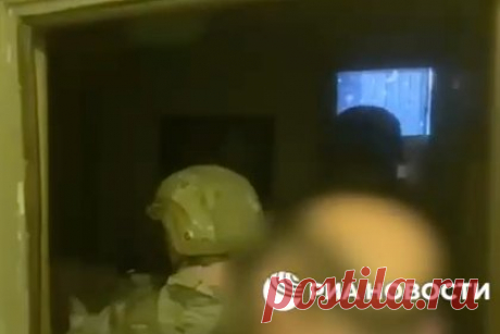 Обыск у неонацистов из группировки «Белая масть» попал на видео. Правоохранительные органы проводят обыски в Москве и Санкт-Петербурге у членов группировки «Белая масть». Обыск одной из квартир попал на видео. На кадрах видно, как силовики заходят в дом и требуют от жильцов лечь на пол. В квартире нашли бюст Адольфа Гитлера, футболки с нацисткой символикой и много сим-карт.