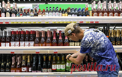 В Подмосковье ограничения на продажу алкоголя во дворах могут затронуть около 3 тыс. точек. Председатель Мособлдумы Игорь Брынцалов подчеркнул, что мера принята для того, чтобы убрать торговлю спиртным из дворов, поскольку она вызывает большое беспокойство у жителей