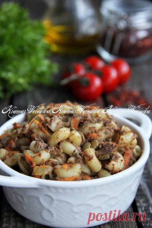 Макароны по-флотски с куриной печенью Макароны по-флотски с куриной печенью - это сытное и вкусное блюдо, которое понравится всей семье. Нежная куриная печень в сочетании с обжаренными овощами и макаронами создаёт гармоничный вкус. Это отличное блюдо для повседневного меню, которое легко приготовить.