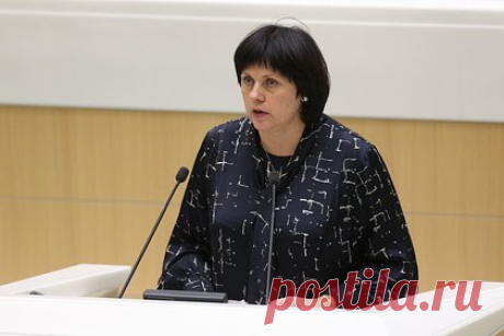 Сенатор призвала лишить Меладзе гражданства после инцидента на корпоративе. Певца Валерия Меладзе необходимо лишить российского гражданства, считает член Совета Федерации Елена Афанасьева. С таким призывом она выступила после инцидента с исполнителем на корпоративе, который, предположительно, состоялся в Дубае. На нем артист в беседе с фанатом продолжил фразу «Слава Украине».