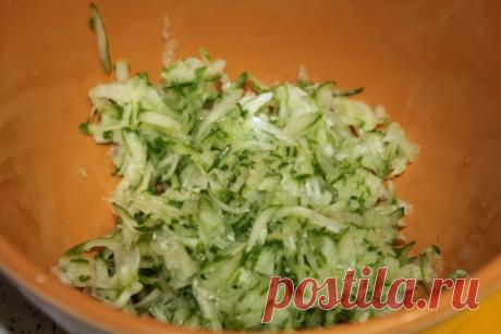 Салат со свежей капустой и копченой колбасой - Простые рецепты Овкусе.ру