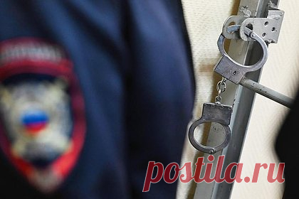 Уличенного ФСБ в терроризме россиянина заключили под стражу. Верх-Исетский районный суд Свердловской области арестовал на два месяца 21-летнего жителя Полевского, обвиняемого ФСБ в терроризме. По данным собеседника издания E1.ru, молодой человек расклеивал на улицах агитационные листовки антироссийского содержания и поджигал трансформаторные будки на железнодорожных путях.
