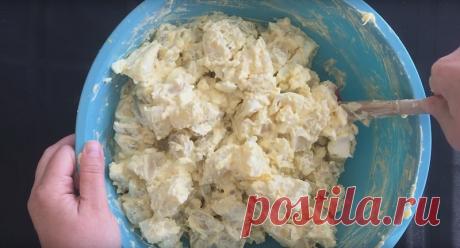 В отдельной миске смешай майонез, горчицу, сметану, сахар. Добавь измельченные огурцы. Размешай соус и заправь им салат.