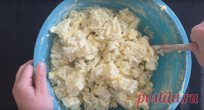 В отдельной миске смешай майонез, горчицу, сметану, сахар. Добавь измельченные огурцы. Размешай соус и заправь им салат.