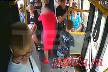 В России пенсионерка сломала палец не уступившему ей место школьнику и попала на видео