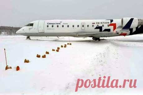 Пассажирский самолет выкатился за пределы взлетной полосы в российском аэропорту. Направлявшийся в Архангельск российский самолет выкатился за пределы взлетной полосы в Мурманске и не смог взлететь. Уточняется, что инцидент произошел в понедельник, 6 марта, в 08:08 по Москве. Известно, что он случился с пассажирским лайнером отечественной авиакомпании «Северсталь».
