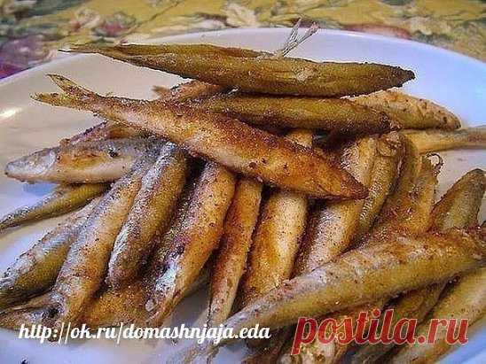 Как жарить мойву в духовке
Сейчас многие мойву жарят в духовке. Это быстро и удобно, к тому же никаких брызг
