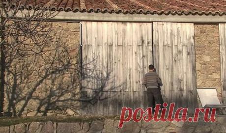 Этот парень живет с семьей в заброшенном коровнике. Когда он открыл дверь, я ахнул! (ФОТО)