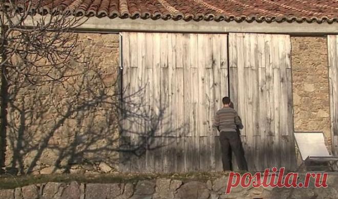 Этот парень живет с семьей в заброшенном коровнике. Когда он открыл дверь, я ахнул! (ФОТО)