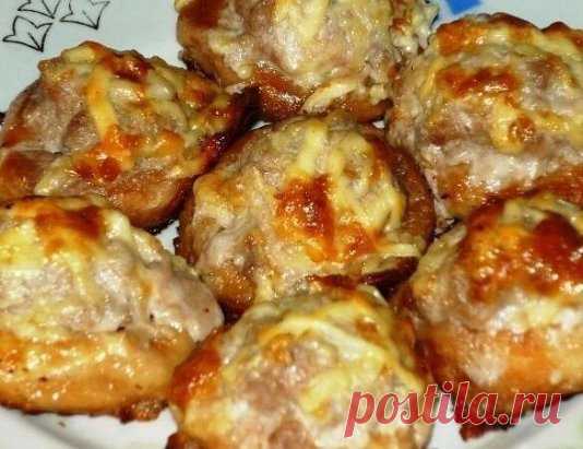 Фаршированные сушки.
Такие сушки являются довольно оригинальной закуской. Их можно сделать к любому празднику или просто так. Готовятся они просто и не требуют больших денежных затрат. Всё, что вам понадобится, это купленные в магазине самые простые не сладкие сушки, мясной фарш (куриный, говяжий или свиной), молоко, твердый сыр, майонез, чеснок.
Ингредиенты для приготовления сушек с мясом в количестве 30 шт.:
Сушки 30 шт.
Мясной фарш 450 г
Твердый сыр 150 г
Яйцо куриное 1...