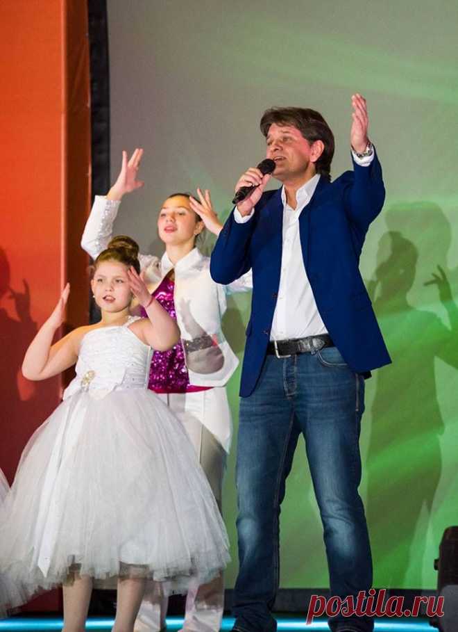 (5) Facebook