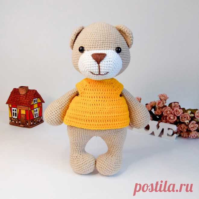PDF Милый мишка крючком. FREE crochet pattern; Аmigurumi animal patterns. Амигуруми схемы и описания на русском. Вязаные игрушки и поделки своими руками #amimore - медведь, медвежонок, мишка в футболке.
