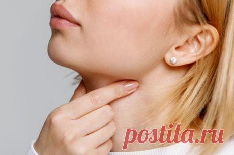 Чем чреваты тонзиллитные камни Тонзиллит — слово, знакомое многим и обозначающее привычную ангину. Однако, кроме воспаления, в миндалине могут образовываться и «камни». Их так и называют — тонзиллитные камни. Что же собой представляют образования и к чему они могут привести?