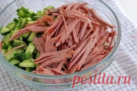 Когда я спешу, то всегда готовлю этот салатик. Быстро, вкусно, и бюджетно 


Предлагаю приготовить его уже завтра? Попробуете?









Ингредиенты:— капуста пекинская— свежий огурец— лук— колбаска (кому какая нравится)— сметана (или майонез)— специи
Приготовление:Капусту ш…