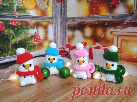 PDF Снеговички крючком. FREE crochet pattern; Аmigurumi toy patterns. Амигуруми схемы и описания на русском. Вязаные игрушки и поделки своими руками #amimore - плюшевый снеговик к Новому году, новогодний снеговичок в шапочке и шарфике, маленькие снеговички из плюшевой пряжи.