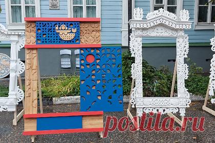 В Нижегородской области мастера создали наличник XXI века. Городецкие мастера из Нижегородской области смогли составить эскиз наличника XXI века, выполнить все декоративные элементы с символами региона и в итоге сделать деревянный шедевр. По словам представителей центра, изделие отражает наше время. При этом наличник отвечает всем традиционным правилам.