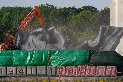 Российский посол описал ответ на снос советских памятников в Латвии. Посол России в Латвии Михаил Ванин заявил, что диппредставительство приготовило предложения по ответным мерам Латвии на снос советских памятников, посвященных Великой Отечественной войне. Он отметил, что меры будут носить как дипломатический, так и экономический характер.