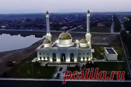 В Чечне откроется мечеть имени прадедушки Кадырова. В поселке имени Джамлайлы Алиханова в Чечне откроется мечеть имени прадедушки Кадырова — Абдул-Кадыра. Об этом сообщил глава республики Рамзан Кадыров. По его словам, открытие мечети запланировано на 5 сентября. «По просьбе жителей поселка мечеть будет носить имя моего дорогого прадедушки Абдул-Кадыра», — сказал он.