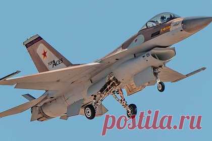 Окрашенный в цвета Су-57 F-16 с надписью «Опыт Важен» оценили
