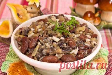 Салат с фасолью, грибами и яйцами / Простые рецепты
