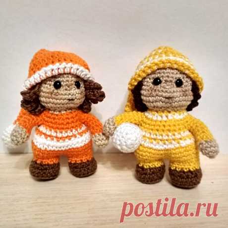 PDF Гномики крючком. FREE crochet pattern; Аmigurumi doll patterns. Амигуруми схемы и описания на русском. Вязаные игрушки и поделки своими руками #amimore - маленький гном в колпачке, гномик, кукла, куколка, пупс.