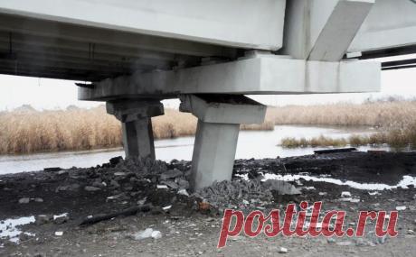 Балицкий назвал мощность взрывных устройств, заложенных в Мелитополе. Мощность каждого из двух зарядов, заложенных у опоры моста через реку Молочная в селе Константиновка под Мелитополем составила 15–20 кг в тротиловом эквиваленте, сообщил врио губернатора Запорожской области Евгений Балицкий в своем телеграм-канале.