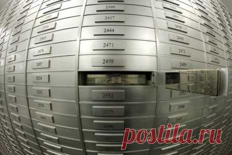 Население вынимает деньги из ячеек и возвращает в банки