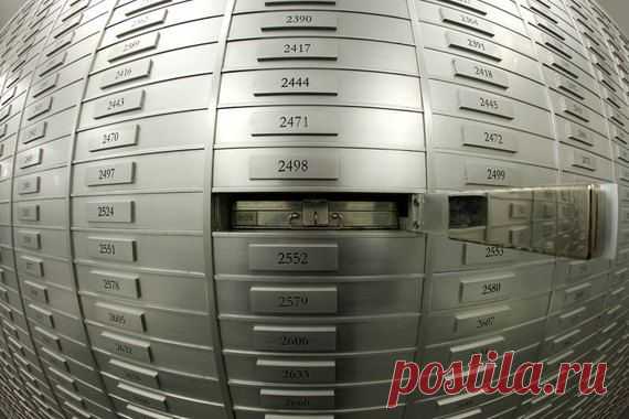 Население вынимает деньги из ячеек и возвращает в банки