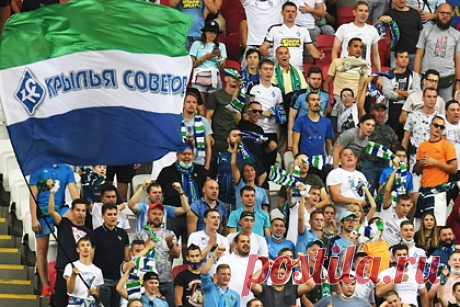 «Крылья Советов» обыграли «Ростов» в РПЛ. Самарские «Крылья Советов» одержали победу над «Ростовом» в матче восьмого тура Российской премьер-лиги (РПЛ). Встреча прошла в Самаре. Счет открыли гости на 23-й минуте: отличился Николай Комличенко. В концовке первого тайма ростовчане допустили автогол. Мяч в свои ворота отправил ангольский защитник команды Баштуш.