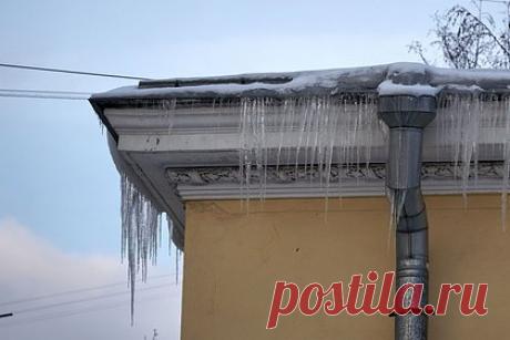 Жители российского города испугались гигантской сосульки с четырехэтажный дом. Жители Болотного Новосибирской области испугались гигантской сосульки высотой с четырехэтажный дом, образовавшейся на одном из жилых зданий. Внимание на ситуацию обратили местные жители в сообществе «Типичное Болотное» во «ВКонтакте». Огромная наледь наросла на доме, расположенном по адресу улица Титова, 53.