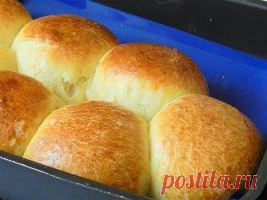 Творожные булочки — нереально мягкие! 

Сегодня у меня для вас рецепт невероятно мягких и пышных творожных булочек на дрожжах. С творожным тестом очень приятно иметь дело - оно очень мягкое и податливое, а выпечка из него долго сохраняется свежей. 

Ингредиенты: 
Показать полностью…

мука - 360г 
творог - 180 г 
молоко - 70 мл 
сахар - 120 г 
сливочное масло - 60 г 
2 небольших яйца 
дрожжи - 1 ч. л. 
цедра лимона или апельсина 
щепотка соли 
1 желток для смазывания булоче...