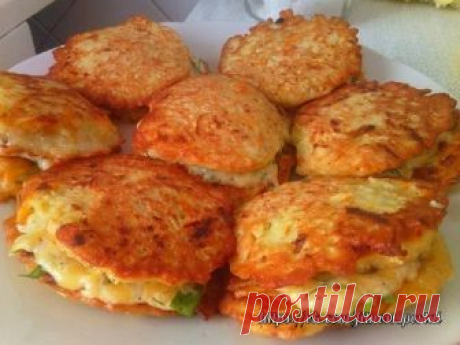 Оладьи из кабачков с сыром и чеснокомеще больше рецептов уже с подсчитанной калорийностью и БЖУ на сайте https://bonrezon.ru/recipe

Ингредиенты:
1 средний кабачок
1 яйцо
50 гр. натертого сыра
зубок чеснока
1 ст.л. муки
соль, перец

Приготовление:
Кабачок очистить от кожицы и натереть на крупную терку, вбить яйцо, хорошо перемешать.
Добавить к кабачку натертый сыр и измельченный зубчик чеснока, посолить и поперчить по вкусу, всыпать муку, перемешать.
Жарить оладьи на оливко...