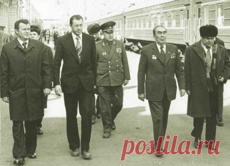 Советскую партийную элиту охраняли как зеницу ока. На службе безопасности первых лиц государства стояло специальное подразделение, которое днем и ночью не отходило от своих подопечных.